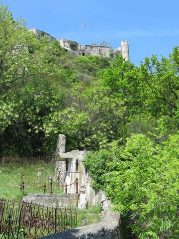 Vue sur le château en passant par le vieux cimetière de la chapelle