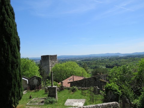 Une partie de l'ancien cimetière supérieur, l"autre se situe autour de la chapelle