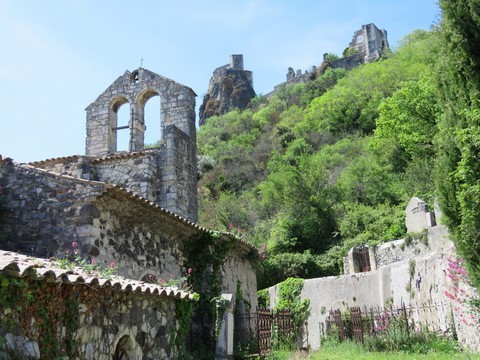 Ensemble reprenant la chapelle avec son clocher peigne à 2 ouvertures, le cimetière et le château