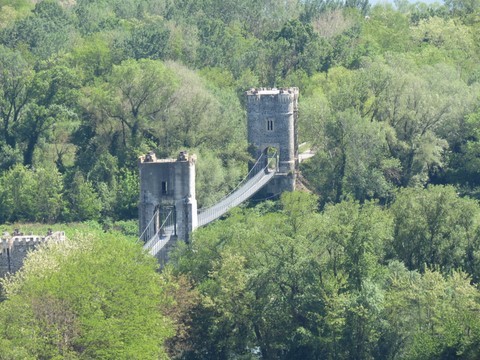 Du haut du château on aperçoit la passerelle où nous irons plus tard