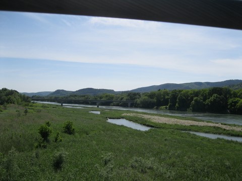 Au loin, le pont routier sur le Rhône 