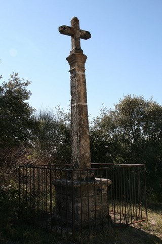 Croix à l'entrée de Rousset