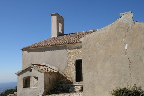 Vue de l'arrière de la chapelle, un peu plus vétuste