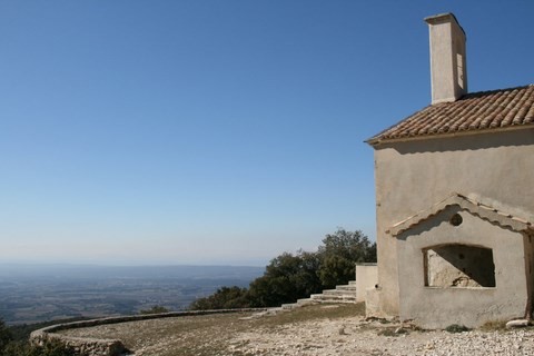 Sur l'avant, esplanade entourrée d'un mur semi-circulaire