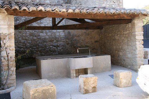 Lavoir adossé à tour médièvale rue de l'église