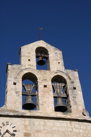 Clocher-mur à 3 arcades du XVIe s. abritant 3 cloches