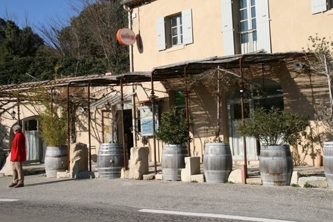 Magnifique devanture du bar-restaurant Le Cercle à l'entrée de Rousset