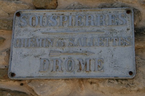 Plaque de cocher à l'entrée du village