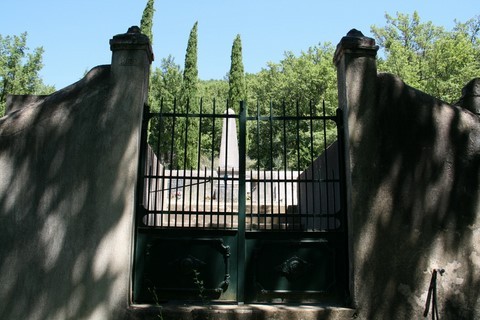 Grille d'entrée du cimetière