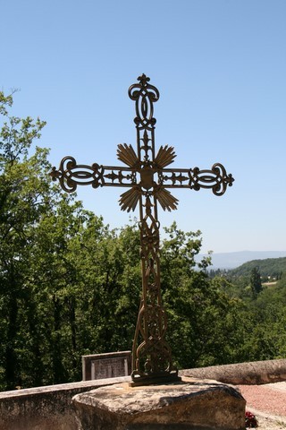 Croix adossée au mur du cimetière