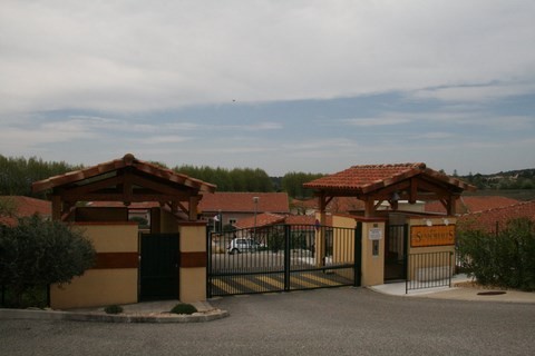 Nous commencerons par Les Senioriales, espace de 53 résidences modernes ou des retraités disposent d'un espace de vie confortable.