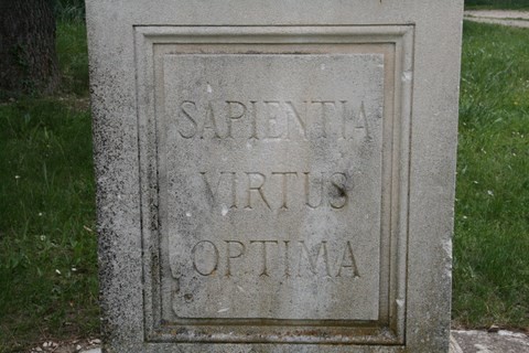 Détail du socle de la déesse Minerve : ​la sagesse est la plus grande des vertus