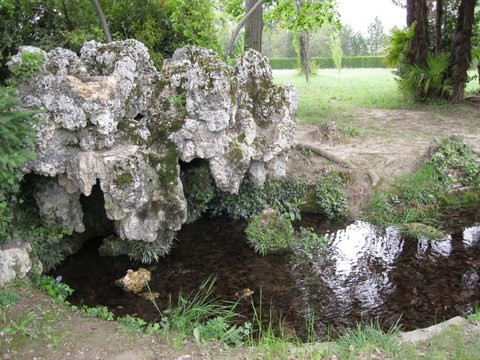 Joli point d'eau dans le parc