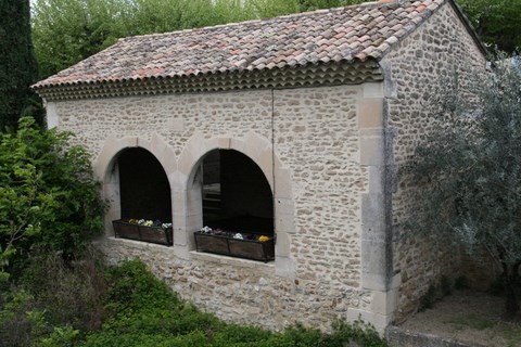 Ici à gauche, superbement restauré, voici le lavoir