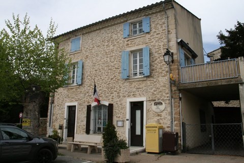 Toujours sur la place du village, l'agence postale communale et dépôt de pains