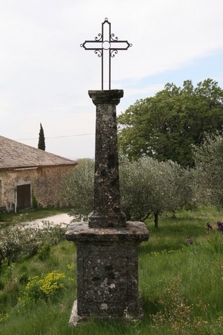 Cette croix se situe à La Garenne