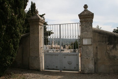 Nous voici à l'entrée du cimetière, poussons la porte, il est ouvert !