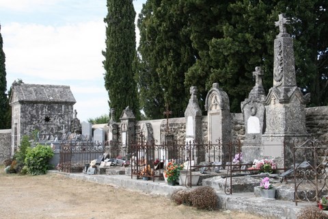 Quelques sépultures dans le cimetière