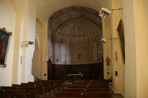 Nous entrons dans cette église dédiée à Saint Pantaleon