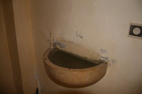 Passage par le bénitier en entrant, remarquons la petite statue de la Vierge 