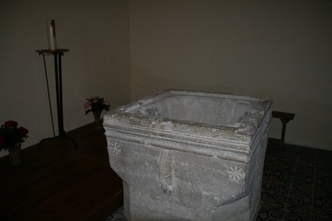 Dans la chapelle de droite, très ancien et remarquable baptistère