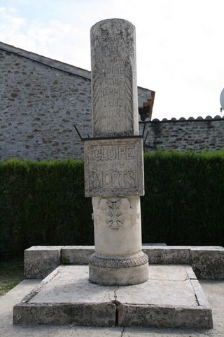 A remarquer la forme originale en colonne tronquée