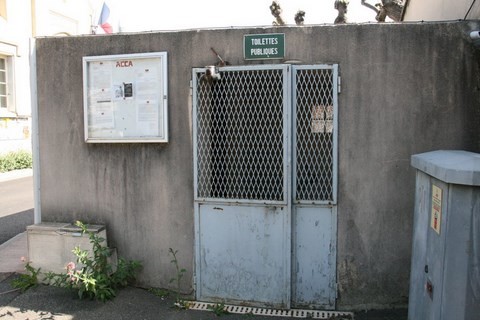 Malgré une porte pas trop accueillante, les toilettes étaient propres