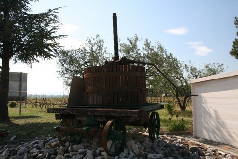 Vieux pressoir devant la cave de Saint-Pantaléon-les-Vignes 