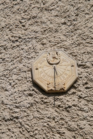 Cadran solaire "Carpe Diem" rue de la commune