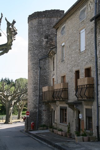En descendant la même rue