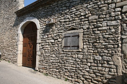 Jolie façade avec belle porte ancienne