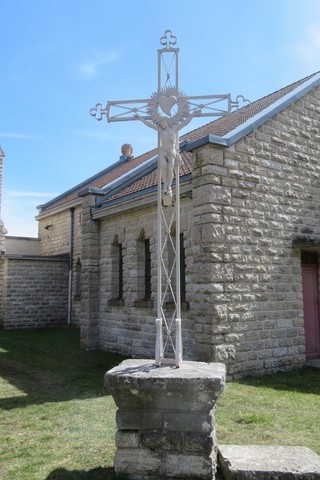 Croix située à côté de l'église
