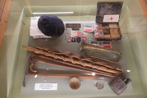 Vitrine avec divers objets