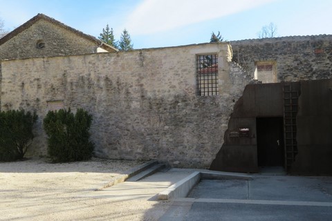 Mur attenant à la cour