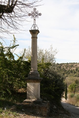 Une des nombreuses croix du village
