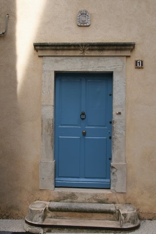 Porte ancienne (date sur le fronton 1778-1997)