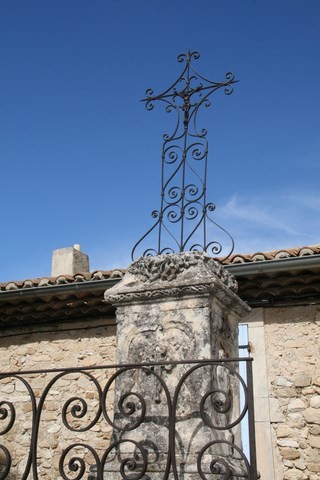 Jolie croix près de l'entrée