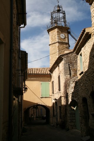 Le clocher au détour d'une ruelle