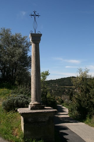 Croix à côté du cimetière