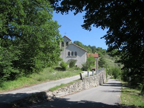 Avant de monter au vieux village, la première rue à gauche nous mène à cette ancienne église