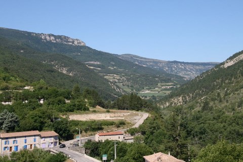 Vue sur la vallée de l'Eygues depuis les ruines du château