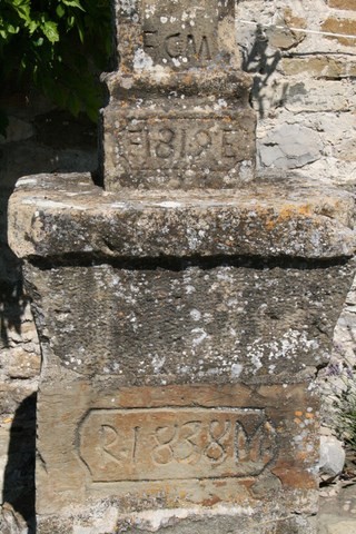 Détail des inscriptions sur la croix