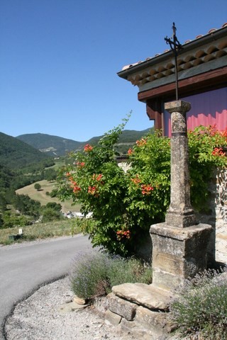 Croix au coin d'une rue