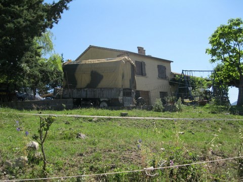 Ranch moderne et ancienne roulotte