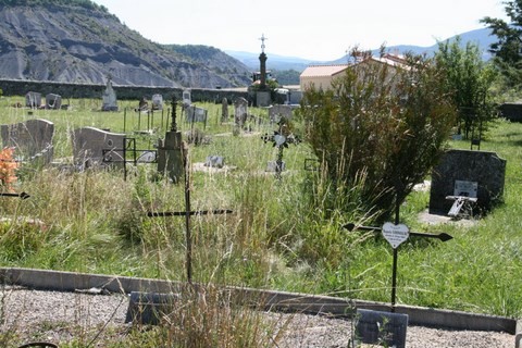 Le cimetière semble à l'abandon