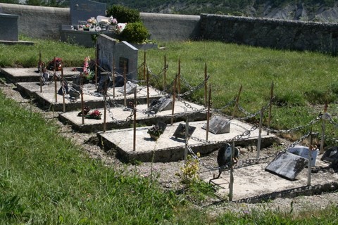 Un coin du cimetière un peu entretenu
