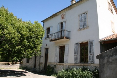 En redescendant du vieux village, l'ancienne école, datée de 1914
