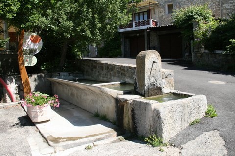 Joli lavoir-fontaine au bas de la côte