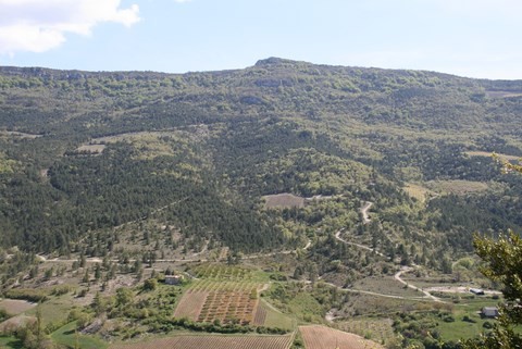 On peut dire que le village est "haut" perché