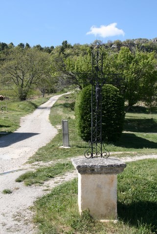 Croix sur la petite place du village